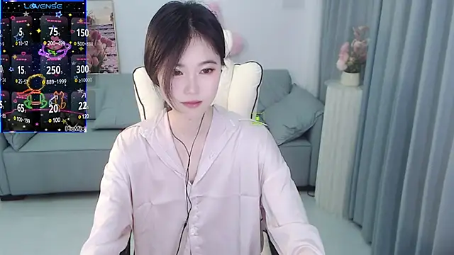 Snapshot of YiJin-a chatting on 12-24-24, 02:10 YiJin-a online show from 12-24-24, 02:10