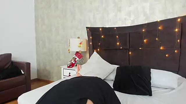 Snapshot of RoxieJackson chatting on 12-15-24, 11:45 RoxieJackson online show from 12-15-24, 11:45