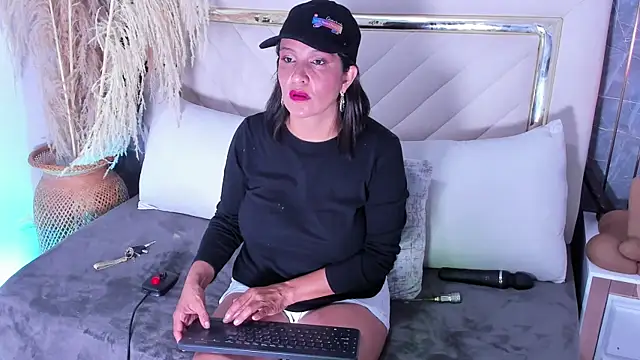 Snapshot of Slut_Milf_ chatting on 09-22-25, 07:38 Slut Milf  online show from 09-22-25, 07:38