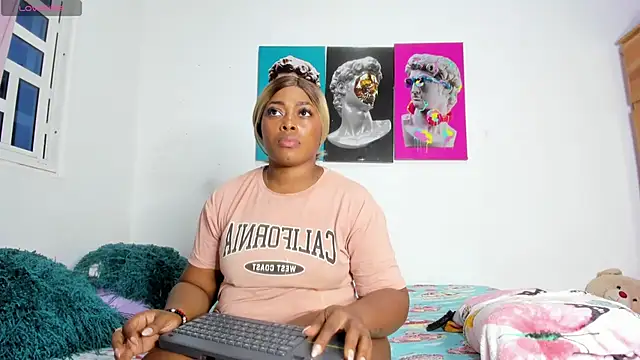 Snapshot of Lilybaudinx96 chatting on 12-19-25, 05:36 Lilybaudinx96 online show from 12-19-25, 05:36