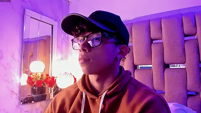 Snapshot of AkazaBoy_ chatting on 12-20-25, 04:19 AkazaBoy online show from 12-20-25, 04:19