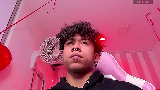 Snapshot of AkazaBoy_ chatting on 02-11-26, 05:01 AkazaBoy online show from 02-11-26, 05:01