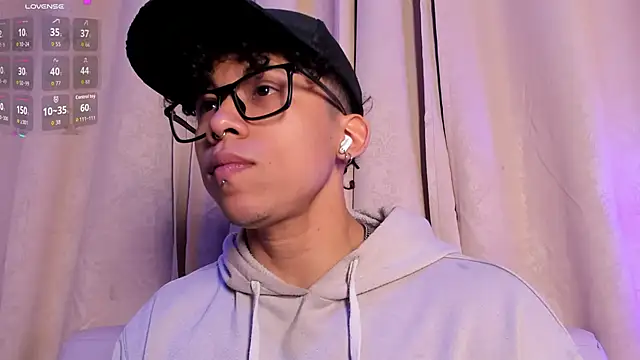 AkazaBoy  online show from 03-18-26, 04:59