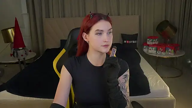 Magnetic Mia  online show from 01-04-25, 08:16