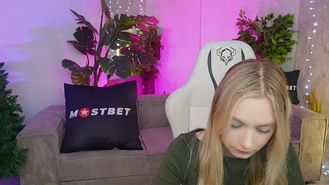 Magnetic Mia  online show from 01-07-25, 03:54