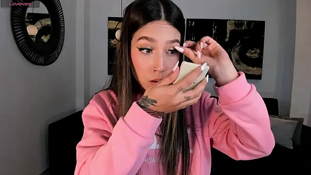 TaraLawrence online show from 09-26-25, 03:10