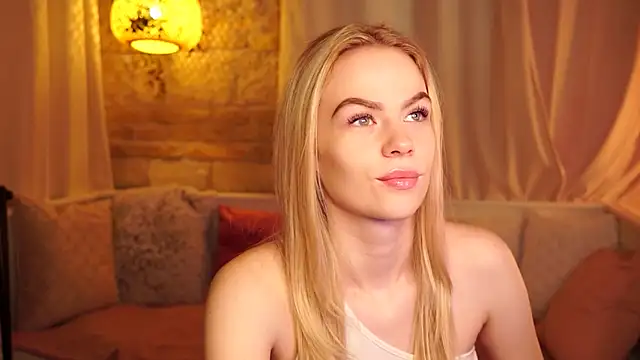 Snapshot of sn0w_barbie chatting on 10-15-25, 08:36 sn0w barbie online show from 10-15-25, 08:36