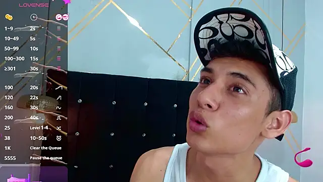 Snapshot of Oliver_king_sex chatting on 02-28-25, 11:23 Oliver king sex online show from 02-28-25, 11:23