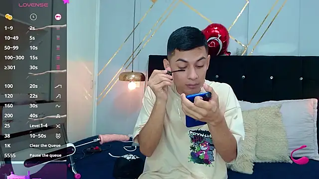 Snapshot of Oliver_king_sex chatting on 03-17-25, 05:38 Oliver king sex online show from 03-17-25, 05:38
