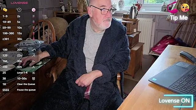 Adamdaddybear online show from 10-30-25, 07:43