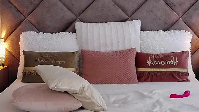 JaquelineM online show from 10-28-25, 08:07