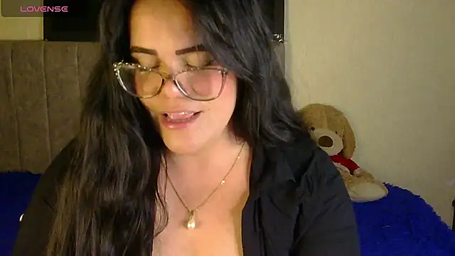 Snapshot of blue_angel33 chatting on 10-28-25, 02:48 blue angel33 online show from 10-28-25, 02:48