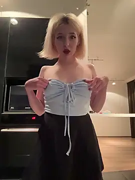 Snapshot of XMelissaX chatting on 05-17-26, 09:33 XMelissaX online show from 05-17-26, 09:33