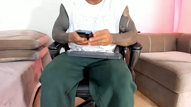 Snapshot of Brock_hurn1 chatting on 01-21-25, 11:02 Brock hurn1 online show from 01-21-25, 11:02