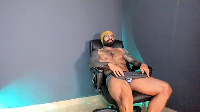 Snapshot of Brock_hurn1 chatting on 02-19-25, 02:23 Brock hurn1 online show from 02-19-25, 02:23