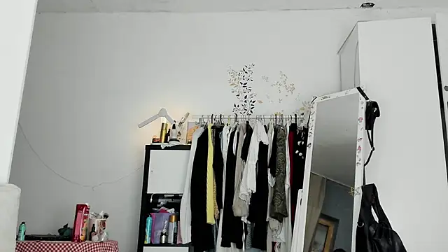 LisaIcon online show from 12-17-25, 08:04