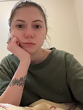 Snapshot of emilycoco chatting on 02-20-26, 04:42 emilycoco online show from 02-20-26, 04:42