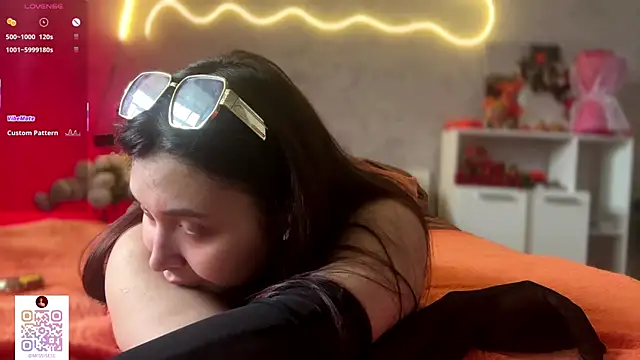 Snapshot of UdeleBarns chatting on 10-22-25, 06:02 UdeleBarns online show from 10-22-25, 06:02