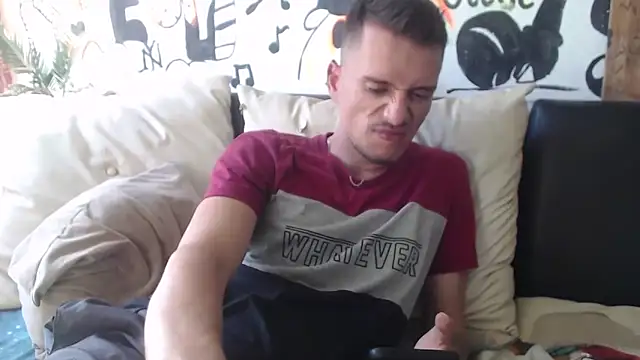 roystonee01 online show from 11-01-25, 07:27