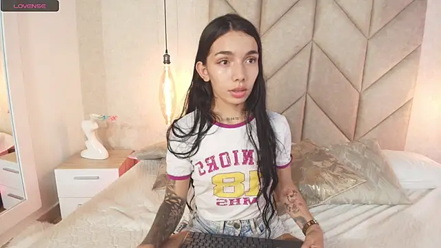 Snapshot of Mollymoon1 chatting on 01-15-25, 03:43 Mollymoon1 online show from 01-15-25, 03:43