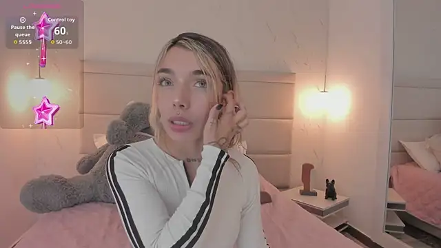 Snapshot of Mollymoon1 chatting on 12-02-25, 09:10 Mollymoon1 online show from 12-02-25, 09:10