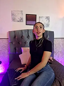 Scarlett Khan online show from 01-10-25, 12:38