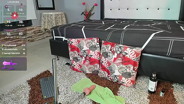 valeria hurtado online show from 12-18-24, 05:04