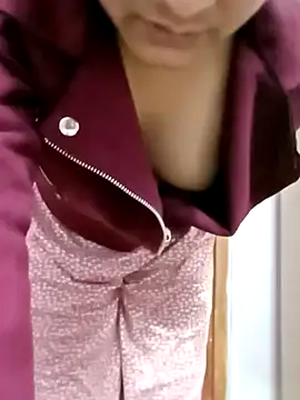 Snapshot of Indianhyna chatting on 12-20-24, 08:49 Indianhyna online show from 12-20-24, 08:49