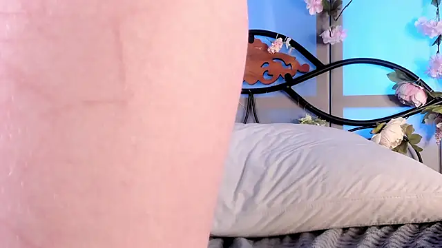 Snapshot of LilianSwall chatting on 12-16-24, 08:58 LilianSwall online show from 12-16-24, 08:58