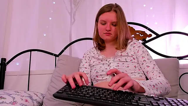 Snapshot of LilianSwall chatting on 03-16-25, 12:44 LilianSwall online show from 03-16-25, 12:44