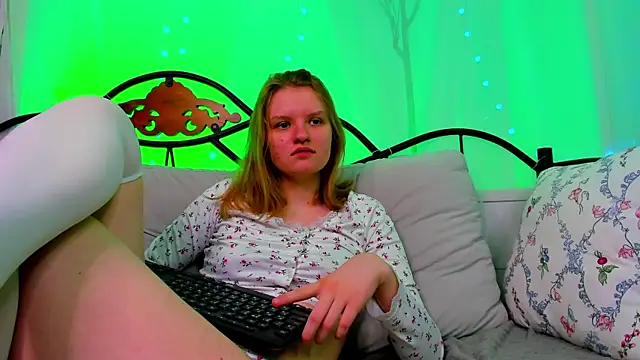 Snapshot of LilianSwall chatting on 03-20-25, 12:32 LilianSwall online show from 03-20-25, 12:32