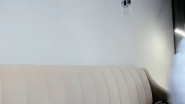 Snapshot of LilianSwall chatting on 10-17-25, 12:52 LilianSwall online show from 10-17-25, 12:52