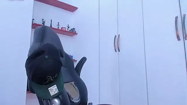 Snapshot of Jonryder_ chatting on 12-18-25, 04:35 Jonryder online show from 12-18-25, 04:35