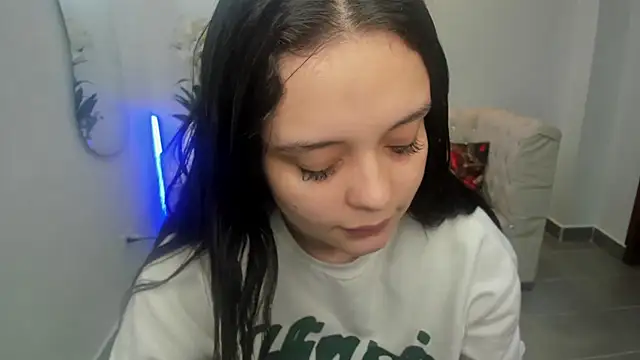 Snapshot of Bella-hadiid chatting on 12-27-24, 11:28 Bella-hadiid online show from 12-27-24, 11:28