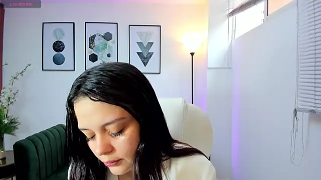 Snapshot of Bella-hadiid chatting on 12-29-24, 01:38 Bella-hadiid online show from 12-29-24, 01:38
