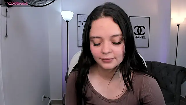 Snapshot of Bella-hadiid chatting on 01-08-25, 11:54 Bella-hadiid online show from 01-08-25, 11:54