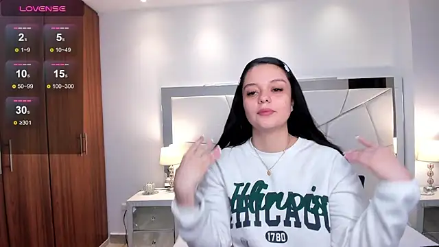 Snapshot of Bella-hadiid chatting on 01-21-25, 11:24 Bella-hadiid online show from 01-21-25, 11:24