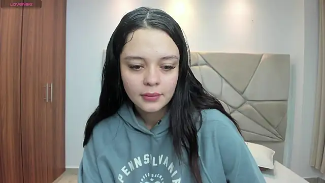 Snapshot of Bella-hadiid chatting on 01-23-25, 11:15 Bella-hadiid online show from 01-23-25, 11:15