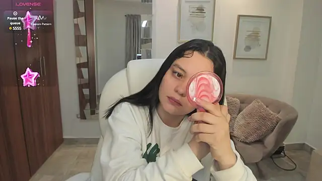 Snapshot of Bella-hadiid chatting on 01-28-25, 11:28 Bella-hadiid online show from 01-28-25, 11:28