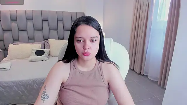 Snapshot of Bella-hadiid chatting on 01-31-25, 11:56 Bella-hadiid online show from 01-31-25, 11:56