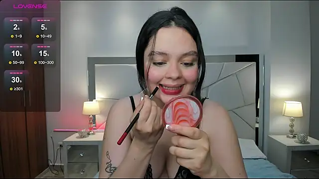 Snapshot of Bella-hadiid chatting on 02-08-25, 11:33 Bella-hadiid online show from 02-08-25, 11:33