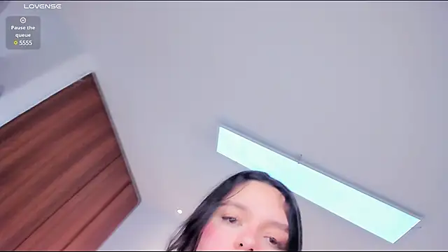 Snapshot of Bella-hadiid chatting on 02-08-25, 02:38 Bella-hadiid online show from 02-08-25, 02:38