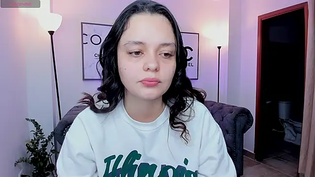 Snapshot of Bella-hadiid chatting on 02-25-25, 11:08 Bella-hadiid online show from 02-25-25, 11:08