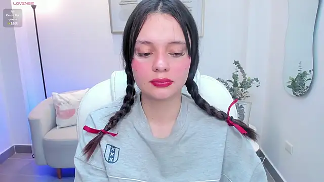 Snapshot of Bella-hadiid chatting on 02-28-25, 02:20 Bella-hadiid online show from 02-28-25, 02:20
