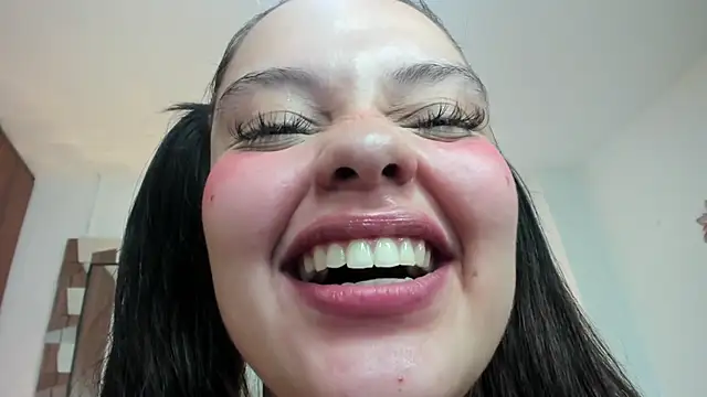 Snapshot of Bella-hadiid chatting on 03-08-25, 02:30 Bella-hadiid online show from 03-08-25, 02:30