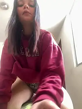 Snapshot of Bella-hadiid chatting on 03-20-25, 05:58 Bella-hadiid online show from 03-20-25, 05:58