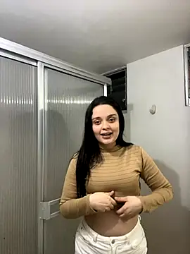 Snapshot of Bella-hadiid chatting on 09-10-25, 11:27 Bella-hadiid online show from 09-10-25, 11:27