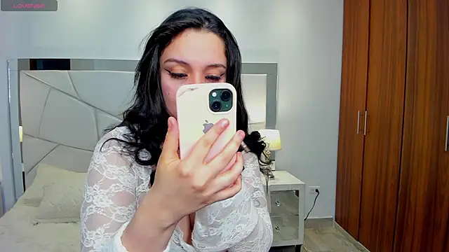 Snapshot of Bella-hadiid chatting on 09-21-25, 11:45 Bella-hadiid online show from 09-21-25, 11:45