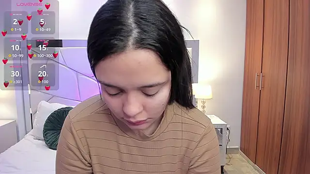 Snapshot of Bella-hadiid chatting on 09-27-25, 11:26 Bella-hadiid online show from 09-27-25, 11:26