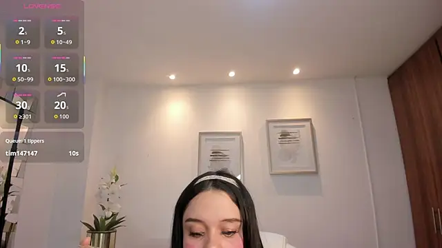 Snapshot of Bella-hadiid chatting on 10-05-25, 11:24 Bella-hadiid online show from 10-05-25, 11:24